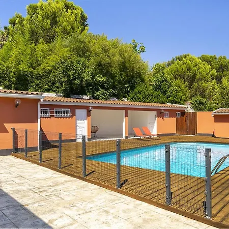 Semesterbostad Whome Poolside Paradise, Your Dream Retreat In With S-pool, Gym And Parking