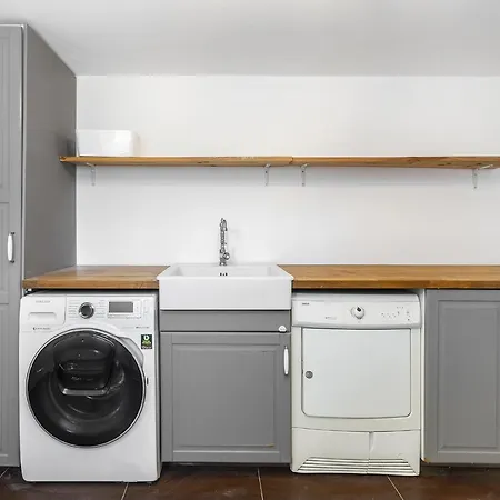 Whome Poolside Paradise, Your Dream Retreat In With S-pool, Gym And Parking