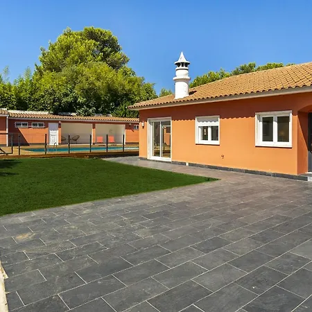 Дом отдыха Whome Poolside Paradise, Your Dream Retreat In With S-pool, Gym And Parking